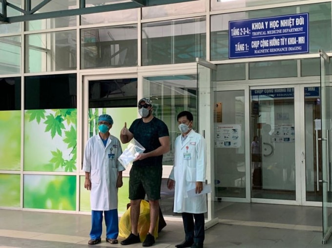 Bệnh nhân người Mỹ được công bố khỏi bệnh tại Bệnh viện Đà Nẵng. Ảnh TL.