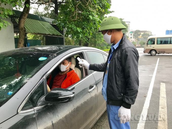 Trung tâm đăng kiểm xe cơ giới 2903S - Hà Nội thực hiện đo thân nhiệt đối với khách hàng tới kiểm định phương tiện