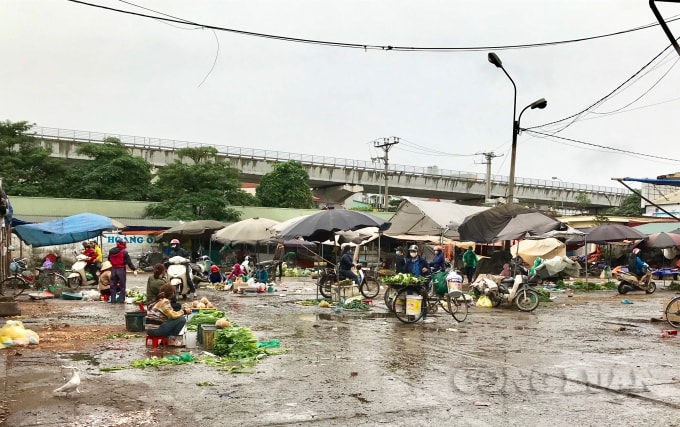Hàng hóa được bày bán tràn lan, lộn xộn khắp mọi nơi tiềm ẩn nguy cơ cao lây lan dịch bệnh