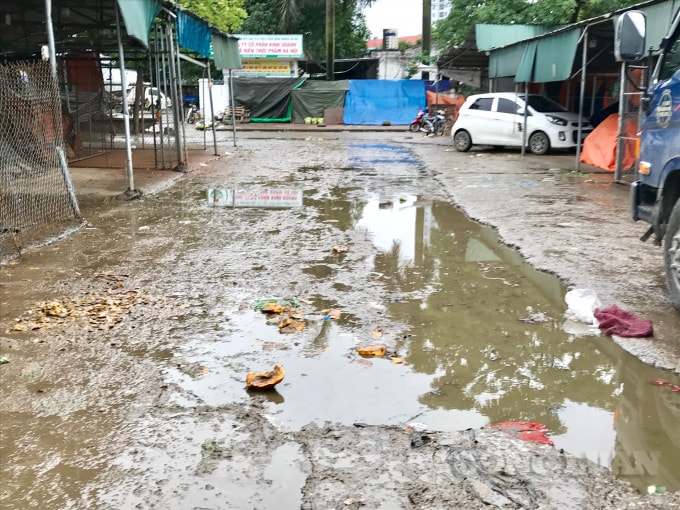 Nước ứ đọng mọi nơi tại chợ đầu mối Minh Khai