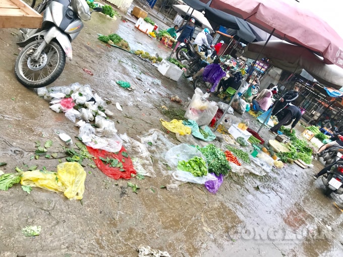 Hàng hóa thậm chí được bày bán trực tiếp trên nền chợ