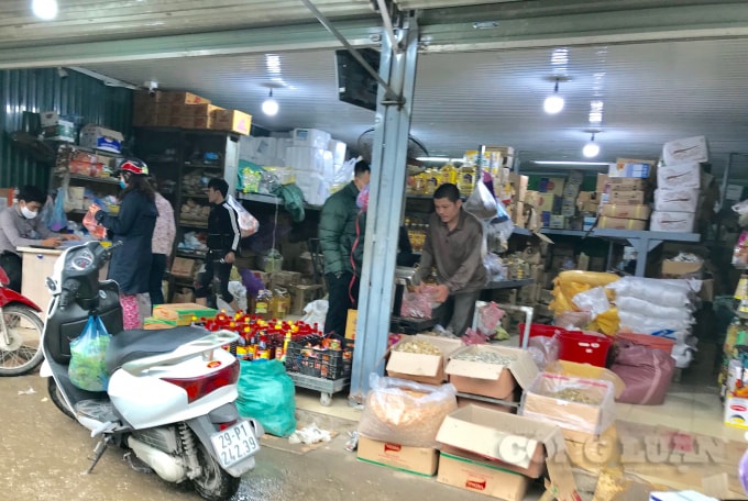 Mặc dù Thành phố Hà Nội đã yêu cầu người dân phải đeo khẩu trang khi ra đường nhưng nhiều tiểu thương tại đây vẫn chưa chấp hành nghiêm chỉnh mà không bị kiểm tra nhắc nhở