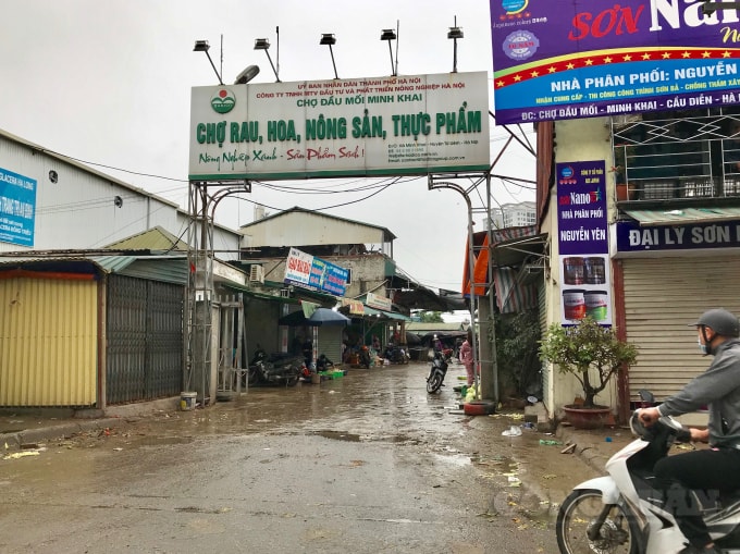 Lối vào cũng như bên trong chợ không hề có lực lượng chốt chặn, kiểm tra việc thực hiện các quy định về phòng chống dịch bệnh Covid-19 và các quy định về vệ sinh an toàn thực phẩm