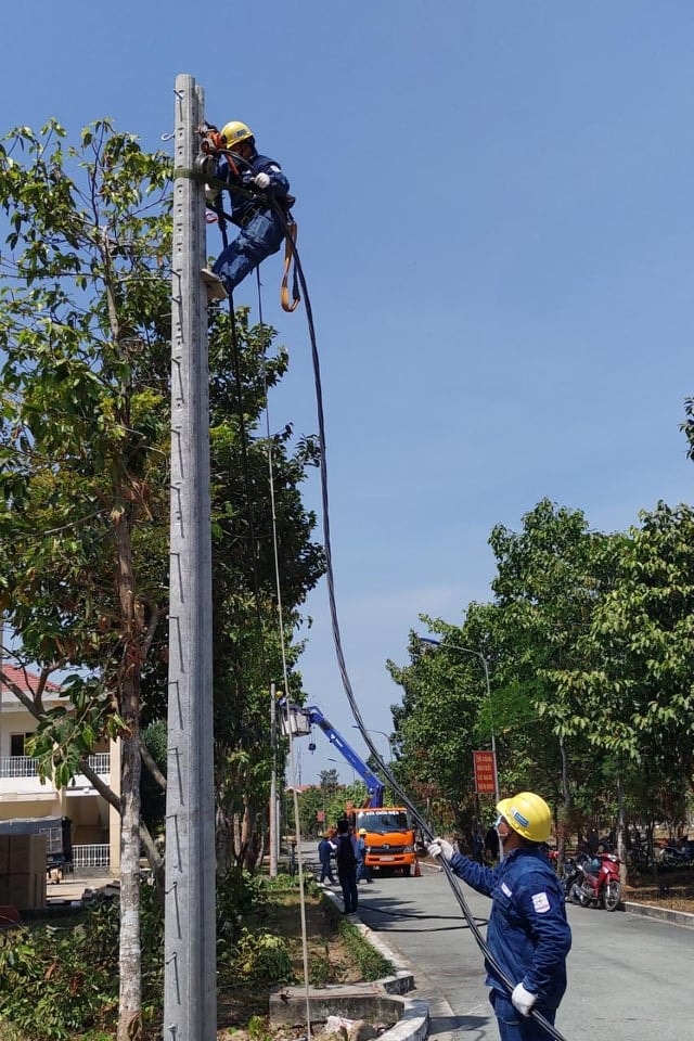 Công ty Điện lực Củ Chi thay tăng cường công suất máy biến thế Tân Lập 2, chống quá tải trong sáng ngày 1/4/2020.