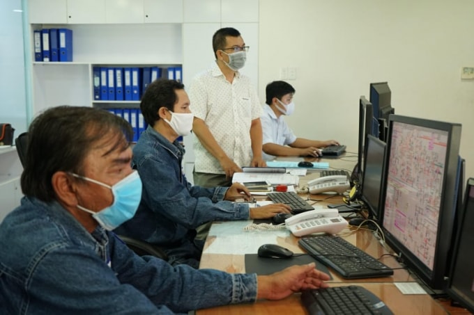 Ông Nguyễn Văn Thanh - Phó Tổng giám đốc EVNHCMC (đứng) đang kiểm tra công tác trực vận hành tại Công ty Điện lực Sài Gòn sáng ngày 2/4.