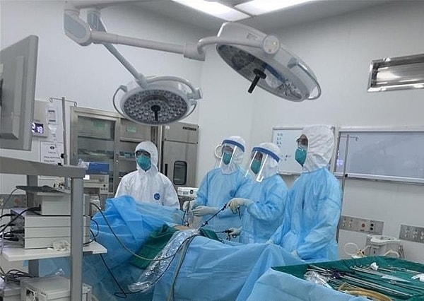 Bác sĩ, nhân viên y tế Bệnh viện Bệnh Nhiệt đới Trung ương cơ sở 2 điều trị cho các bệnh nhân COVID-19 nặng. Ảnh: TTXVN