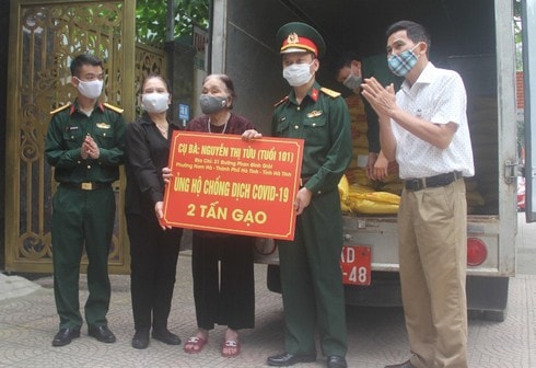 Cụ Nguyễn Thị Tửu 101 tuổi vừa tận tay trao cho Bộ chỉ huy Quân sự tỉnh 2 tấn gạo ủng hộ. Ảnh D.S