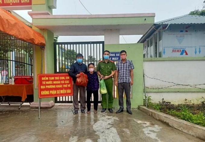 Các lực lượng chức năng làm nhiệm vụ ở khu cách ly đón nhận món quà của cụ. Ảnh Sỹ Đức