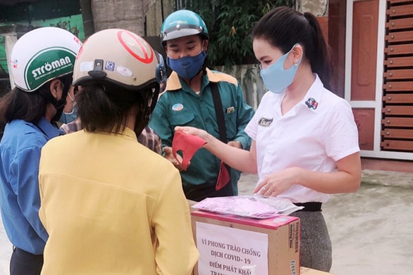 ... và may gần 1.000 khẩu trang vải phát cho bà con nhân dân.