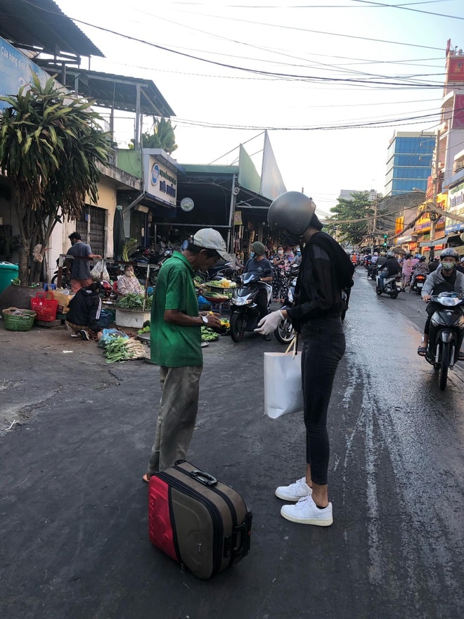 Hoàng Thùy tận tay phát khẩu trang cho người dân