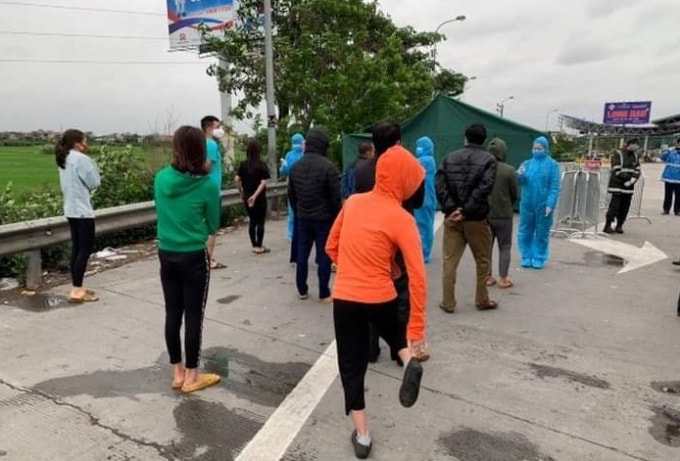Lực lượng chức năng yêu cầu tất cả hành khách và lái, phụ xe xuống đo thân nhiệt. Ảnh: TL