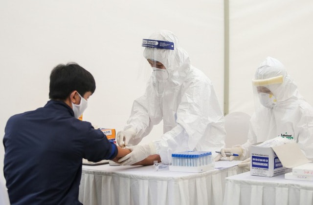 Xét nghiệm nhanh để phát hiện sớm trường hợp dương tính với virus gây bệnh Covid-19. Ảnh: Ngô Nhung