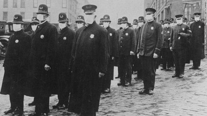 Cảnh sát Seattle đeo khẩu trang trong trận dịch cúm năm 1918.