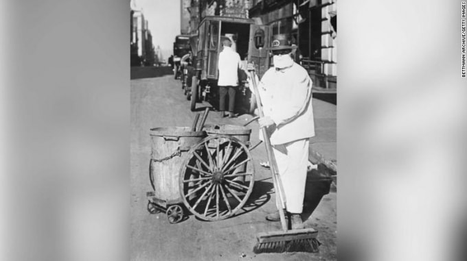 Một người dọn dẹp đường phố New York đeo mặt nạ để tránh sự lây lan của dịch cúm.