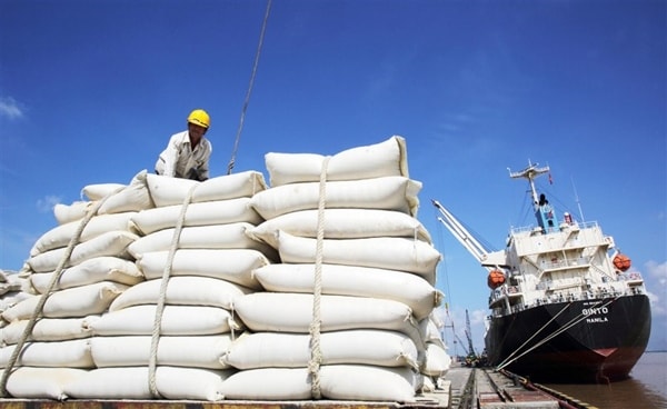 Thủ tướng yêu cầu việc xuất khẩu gạo trong bối cảnh hiện nay cần phải xem xét kỹ lưỡng, thận trọng; trước hết phải bảo đảm an ninh lương thực quốc gia. Ảnh minh họa