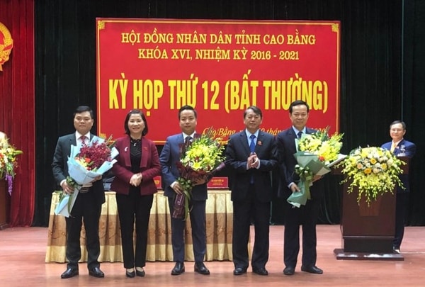 Lãnh đạo tỉnh Cao Bằng tặng hoa chúc mừng ông Lê Hải Hòa (đứng giữa). Ảnh: TL
