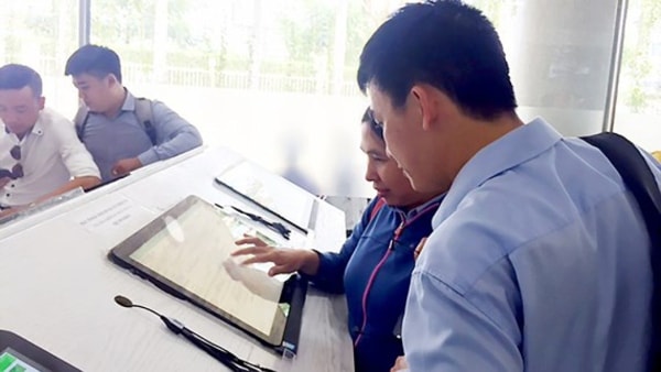 Sử dụng dịch vụ công trực tuyến sẽ hạn chế việc đi lại, giải quyết thủ tục hành chính trực tiếp, giảm thiểu nguy cơ lây nhiễm virus Corona mới. Ảnh minh họa