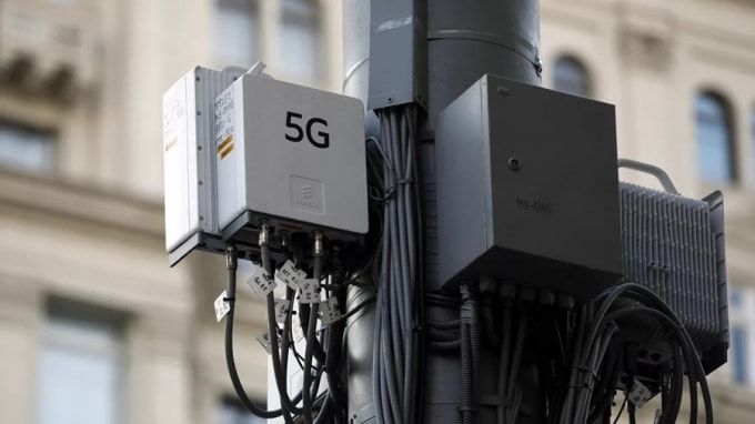 Một trạm phát sóng 5G có giá trị rất lớn. Ảnh: The Verge