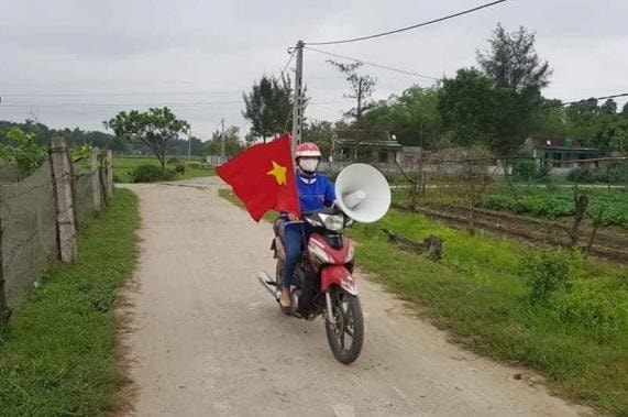 Đi xe máy với tốc độ chậm tuyên truyền hiệu quả các thông điệp trong công tác phòng, chống covid-19