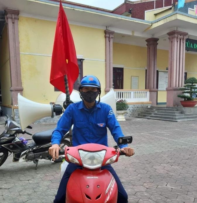 Anh Nguyễn Viết Vỹ, Bí thư Đoàn xã Tượng Sơn (huyện Thạch Hà) chuẩn bị xong loa đài để xuất phát đi tuyên truyền