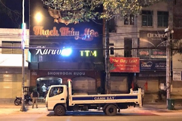 Lực lượng chức năng kiểm tra quán karaoke Thạch Thủy Mộc rạng sáng ngày 5/4 - ảnh:T/L