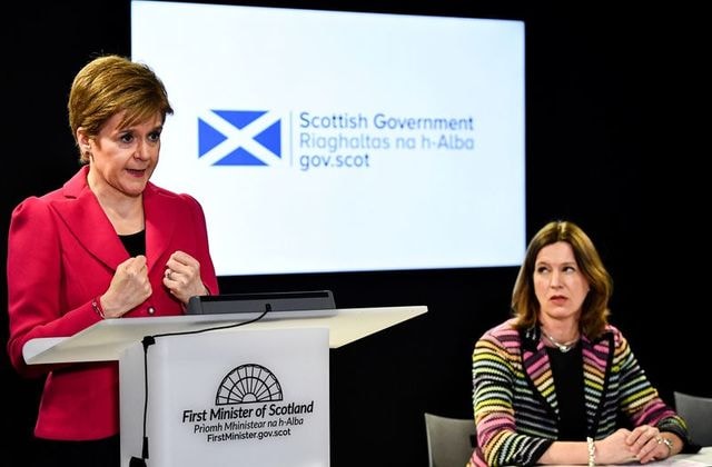 Bà Calderwood (phải) xuất hiện cùng Thủ hiến Scotland Nicola Sturgeon trong một cuộc họp báo. Ảnh: Reuters