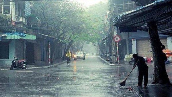 Dự báo thời tiết hôm nay (5/4), do chịu ảnh hưởng của không khí lạnh, khu vực Hà Nội có mưa, trời tiếp tục rét. Ảnh TL.