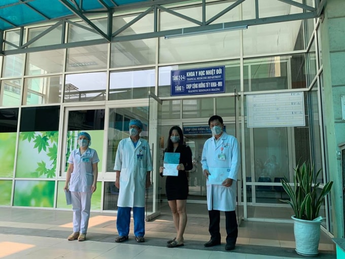 Nữ bệnh nhân điều trị tại Bệnh viện Đà Nẵng trong ngày được công bố khỏi bệnh. Ảnh TL.