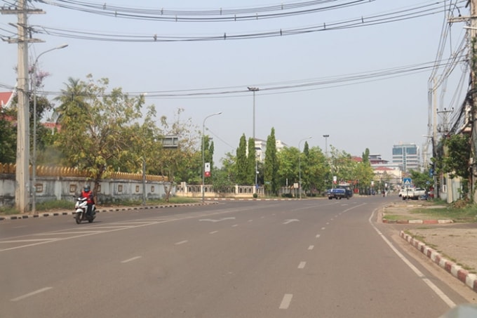 Các tuyến phố chính tại Thủ đô Vientiane vắng bóng người đi lại. Ảnh: TL