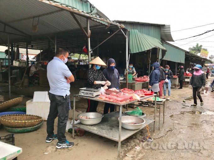 Thực tế giá thịt heo bán lẻ ngoài chợ dân sinh chưa giảm khiến người dân khó khăn trong việc mua sắm