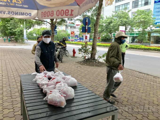 Việc phát các suất quà hỗ trợ lao động nghèo luôn tuân thủ các khuyến cáo của Bộ Y tế về phòng chống dịch bệnh Covid-19 như tất cả mọi người đều đeo khẩu trang, giữ khoảng cách,...