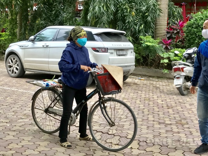 Đại dịch Covid-19 ảnh hưởng đến mọi mặt của nền kinh tế khiến cuộc sống người dân gặp không ít khó khăn đặc biệt là với sinh viên, người nghèo đô thị. Những hành động “nhường cơm sẻ áo”, chia sẻ khó khăn với bà con nghèo trong thời điểm này là rất cần thiết.
