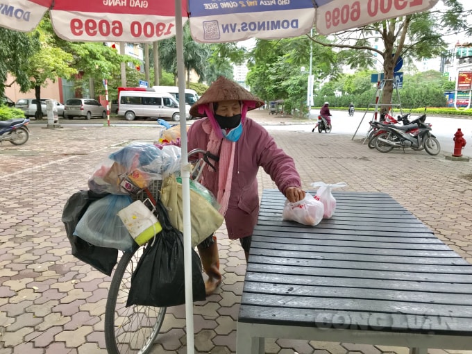 Bà Nguyễn Thúy Hạnh (quê Hòa Bình) một lao động nghèo với công việc chính là thu mua phế liệu chia sẻ: “Dịch bệnh thế này giờ muốn về quê cũng không được. Người dân ở hết trong nhà, hạn chế ra đường nên công việc cũng khó khăn, thu nhập không có. Những suất quà của các nhà hảo tâm khiến chúng tôi cảm thấy ấm lòng hơn để vượt qua giai đoạn khó khăn này”.