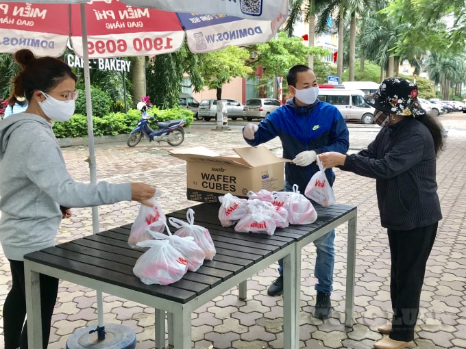 Trong những ngày qua thời tiết Hà Nội chuyển mưa rét, nhiều lao động nghèo vẫn đội mưa đến nhận những phần quà của chương trình