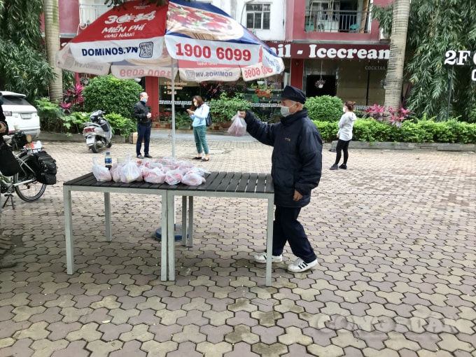 Ông Đặng Văn Quang (quê Sơn La), nhân viên bảo vệ một quán Cafe trên đường Lê Văn Lương xúc động cho biết, trước diễn biến phức tạp của dịch bệnh Covid-19, hàng quán tạm dừng buôn bán, các chủ cửa hàng cũng gặp rất nhiều khó khăn nên việc cắt giảm lương thậm chí cho nghỉ việc nhân viên là chuyện bình thường. Cuộc sống của những lao động nghèo như rất khó khăn, những suất quà hỗ trợ thật thiết thực và ý nghĩa,...