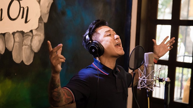 Ca sĩ Tuấn Hưng trong phòng thu. Ảnh: Kevin Phạm