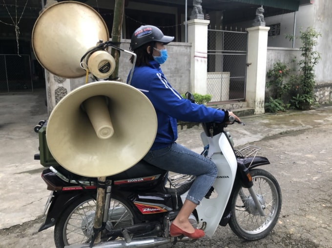 Chị Phạm Thị Oanh, Phó Bí thư Đoàn xã Sơn Trung (huyện Hương Sơn) trên con đường nhỏ với tiếng loa phóng thanh văng vẳng các nội dung về phòng, chống dịch Covid-19
