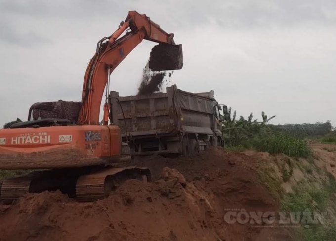 Hoạt động khai thác đất trái phép của Công ty Hoàng Anh diễn ra ngay giữa ban ngày.