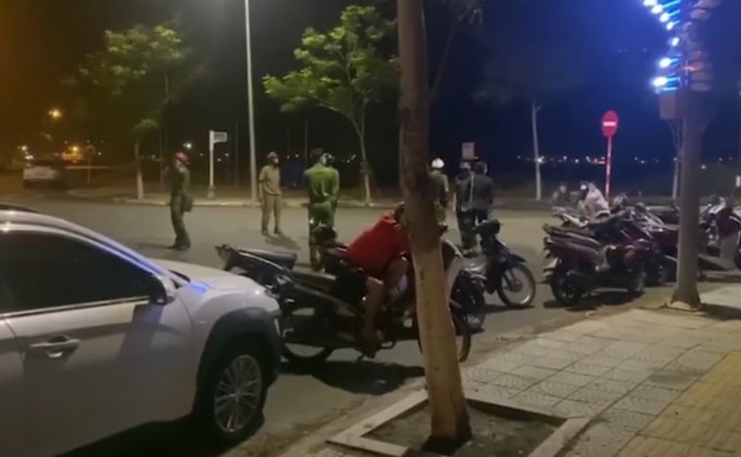 Trong khi cả nước đang căng mình chống dịch Covid-19 thì một nhóm thanh niên tại Đà Nẵng lại tụ tập đua xe, khi bị truy đuổi đã cố tình chống đối, bỏ chạy gây tai nạn khiến 2 chiến sĩ công an hi sinh. Ảnh: TL