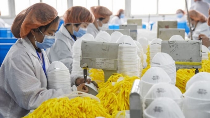 Hình ảnh một công xưởng sản xuất khẩu trang của Trung Quốc (Ảnh: STR/AFP via Getty Images)