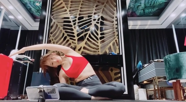Hari Won đăng tải clip dạy mọi người tập thể thao.
