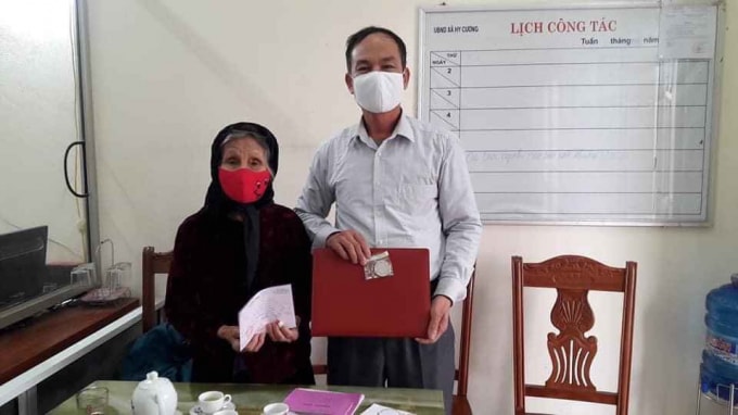 Cụ Triệu Thị Hải đã ủng hộ cho hoạt động phòng chống dịch bệnh Covid-19 đôi bông tai bằng vàng và một đồng tiền xu bằng bạc.