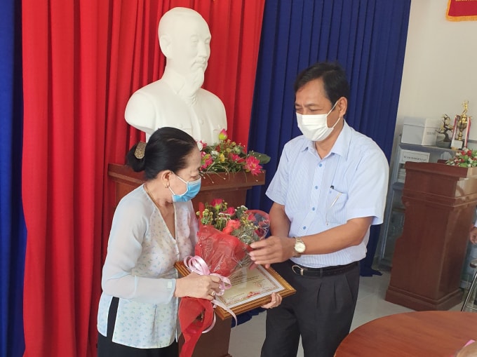Lãnh đạo tỉnh Cà Mau trao tặng bằng khen cho cụ bà ủng hộ tiền phòng chống dịch Covid-19.