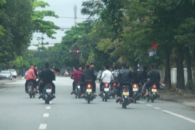 Nhóm nam nữ đầu trần, tụ tập lạng lách đánh võng trên phố.