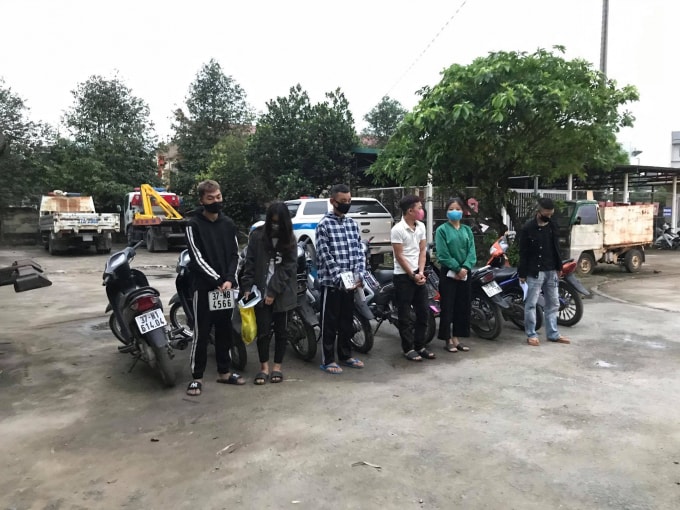 Lực lượng CSGT triệt tập nhóm 6 nam nữ thiếu niên có nhiều hành vi vi phạm.