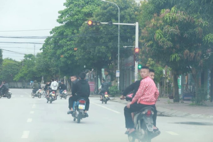 Nhóm “quái xế” này không đeo khẩu trang dù đang trong thời gian cách ly xã hội.