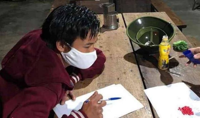 Nguyễn Văn Sơn cùng tang vật. Ảnh Duy Anh