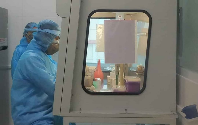 Cán bộ CDC Hà Tĩnh thực hiện xét nghiệm virus Corona