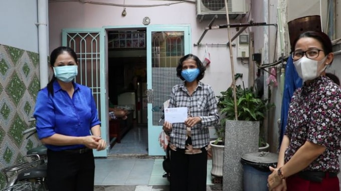 Người bán vé số lưu động cư ngụ tại quận Bình Thạnh nhận hỗ trợ từ đại diện MTTQ địa phương