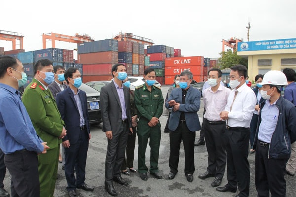 Lãnh đạo thành phố Hải Phòng kiểm tra công tác phòng chống dịch bệnh tại Cảng Tân Vũ ( ảnh: nguồn cổng thông tin điện tử thành phố)